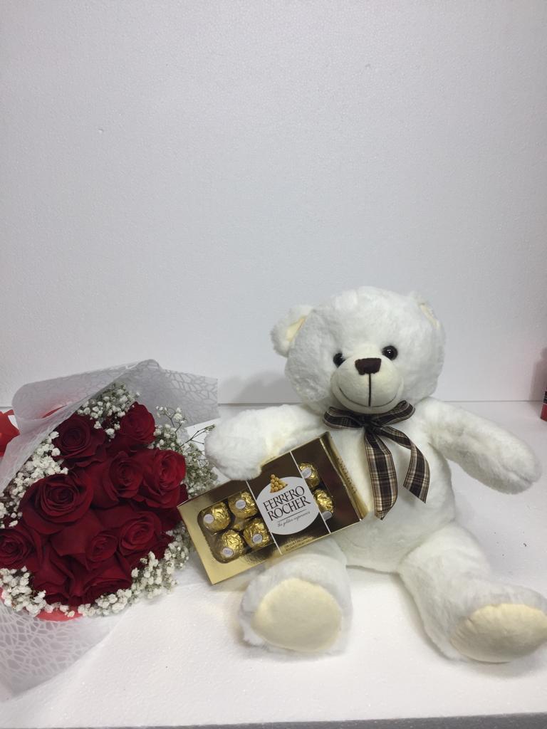 Ramo 12 Rosas m�s Bombones Ferrero Rocher 100 Grs y Peluche blanco 26 cm